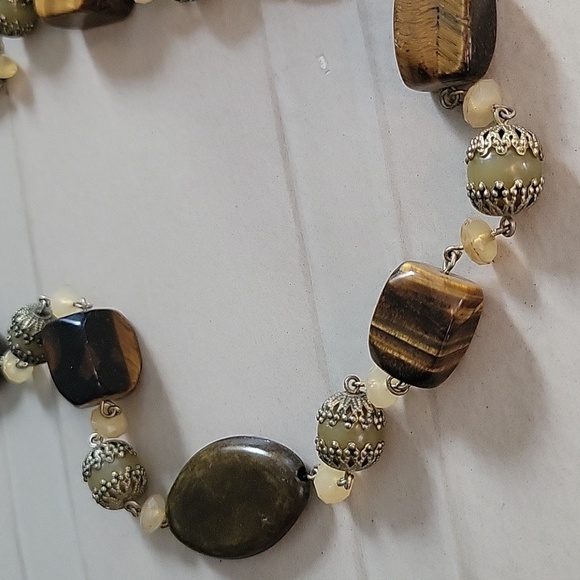 Elegant Avon Vintage Brown, green and Gold Beaded statement Necklace - Picture 3 of 4